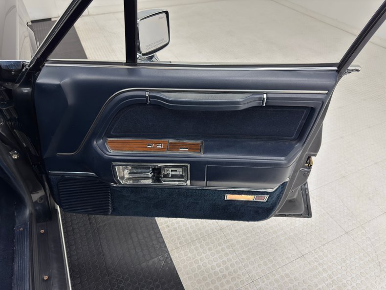 Lincoln-Town-car-1988-Black-Blue-48