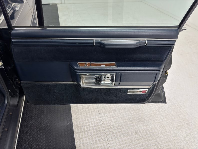 Lincoln-Town-car-1988-Black-Blue-49