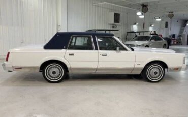 Lincoln-Town-car-signature-1987-white-1