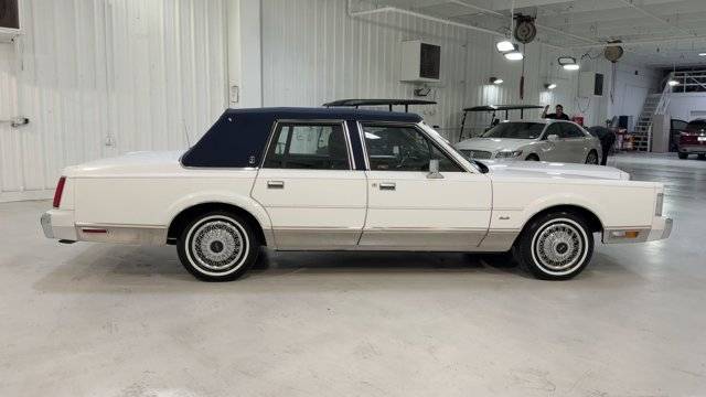Lincoln-Town-car-signature-1987-white-1