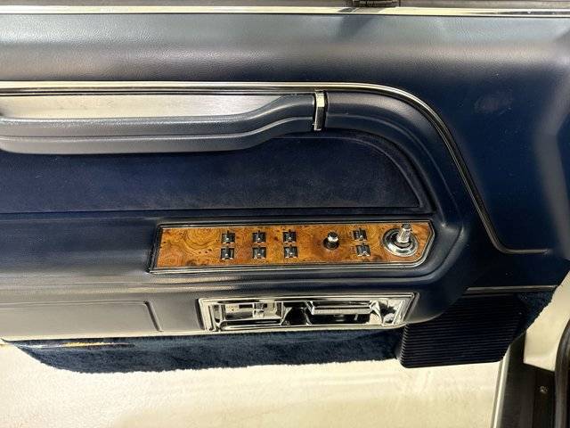 Lincoln-Town-car-signature-1987-white-11