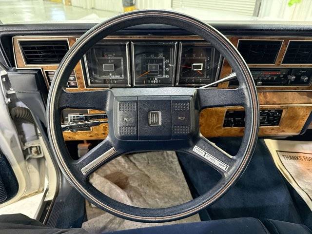 Lincoln-Town-car-signature-1987-white-12
