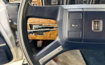 Lincoln-Town-car-signature-1987-white-13