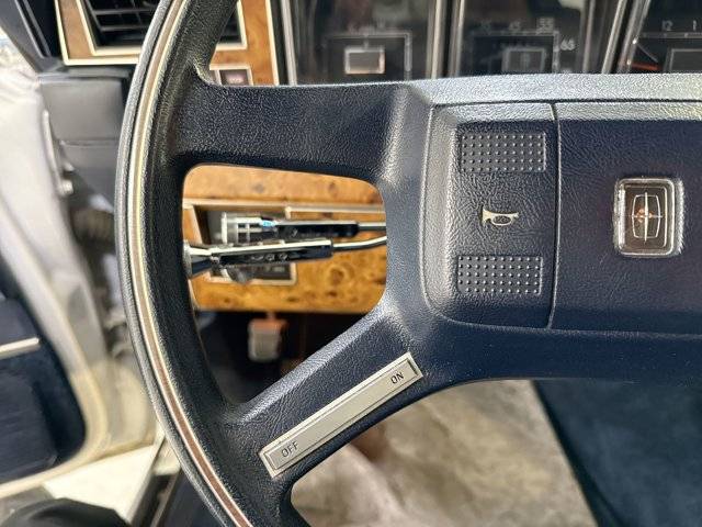 Lincoln-Town-car-signature-1987-white-13