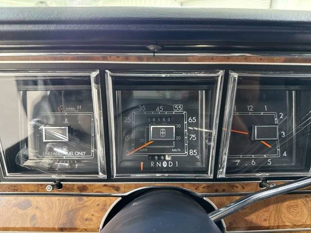 Lincoln-Town-car-signature-1987-white-15