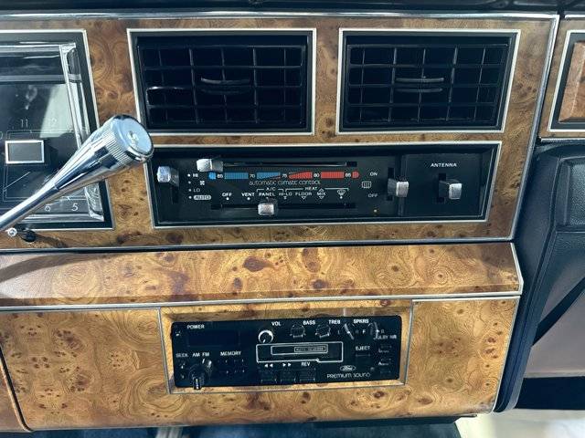 Lincoln-Town-car-signature-1987-white-17