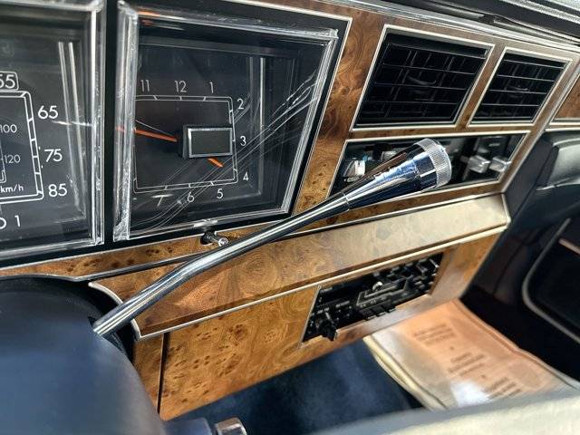 Lincoln-Town-car-signature-1987-white-18