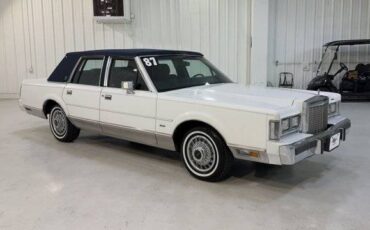 Lincoln-Town-car-signature-1987-white-2