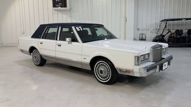 Lincoln-Town-car-signature-1987-white-2