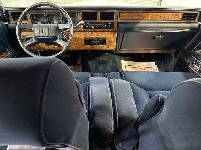 Lincoln-Town-car-signature-1987-white-20
