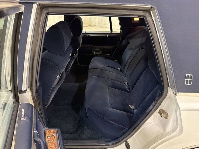Lincoln-Town-car-signature-1987-white-21
