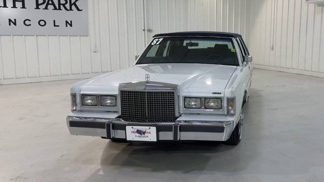 Lincoln-Town-car-signature-1987-white-3