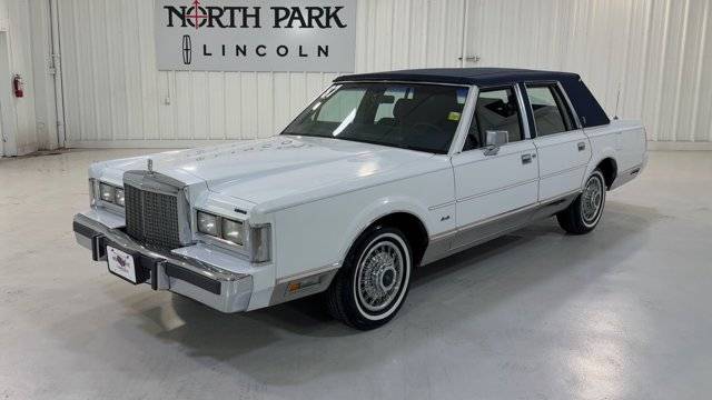 Lincoln-Town-car-signature-1987-white-4