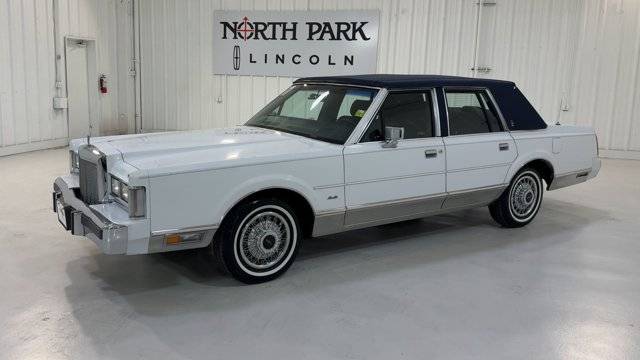 Lincoln-Town-car-signature-1987-white-5