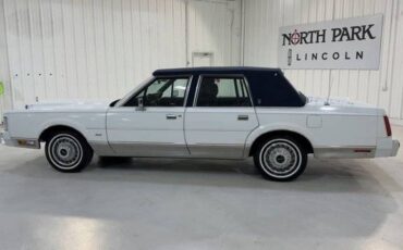 Lincoln-Town-car-signature-1987-white-6