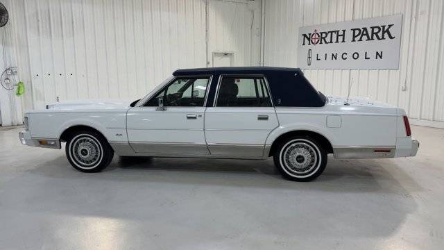 Lincoln-Town-car-signature-1987-white-6