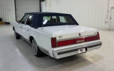 Lincoln-Town-car-signature-1987-white-7