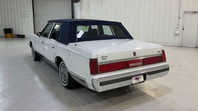 Lincoln-Town-car-signature-1987-white-7