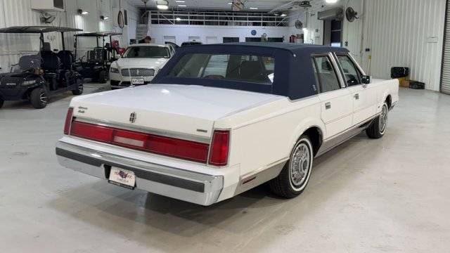 Lincoln-Town-car-signature-1987-white-8
