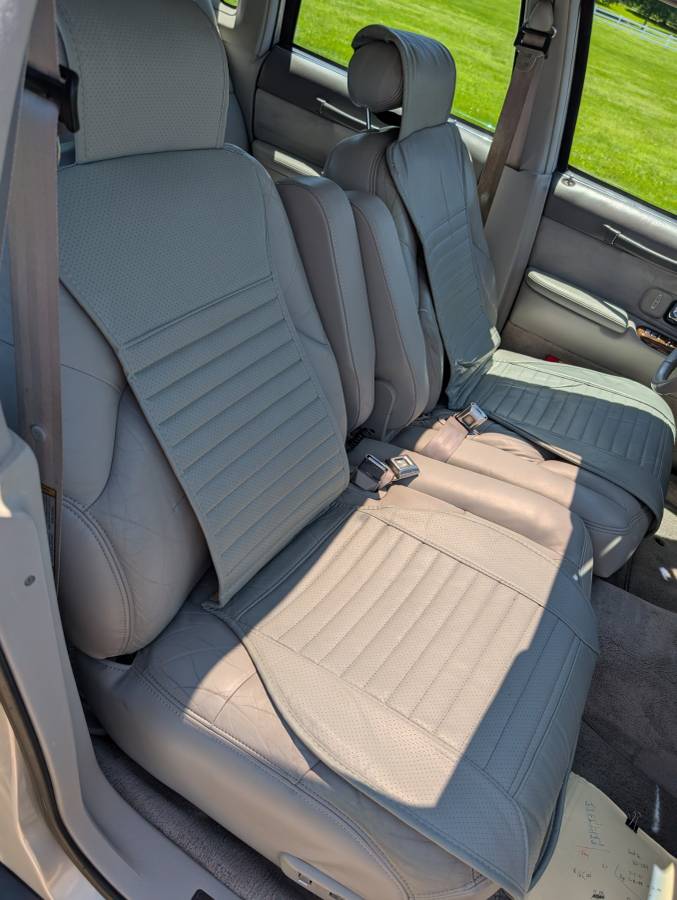 Lincoln-Town-car-signature-1995-silver-1