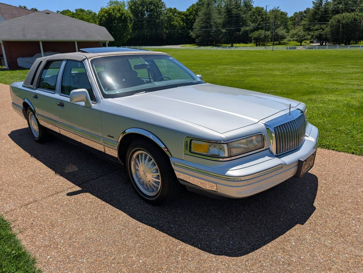Lincoln-Town-car-signature-1995-silver-15