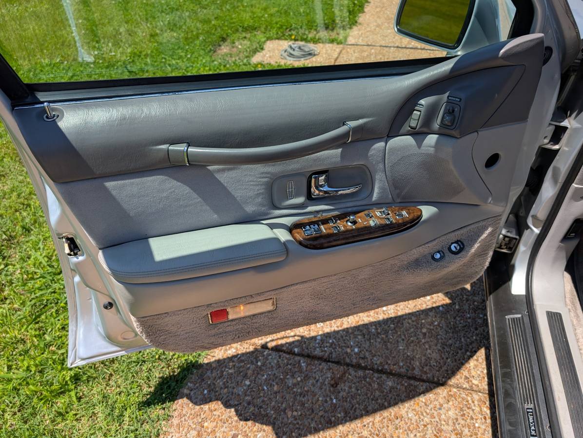 Lincoln-Town-car-signature-1995-silver-29