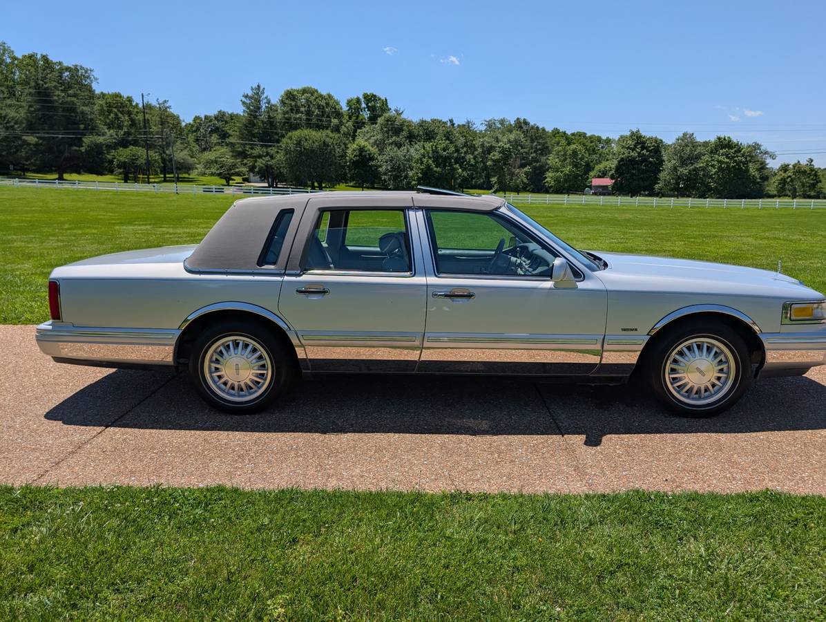 Lincoln-Town-car-signature-1995-silver-3