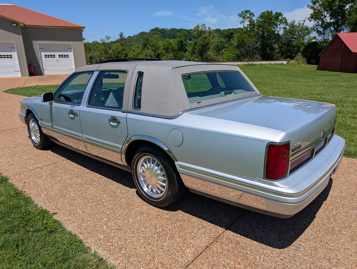 Lincoln-Town-car-signature-1995-silver-5