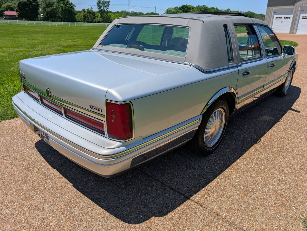 Lincoln-Town-car-signature-1995-silver-6