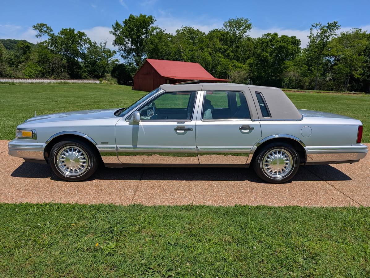 Lincoln-Town-car-signature-1995-silver-7