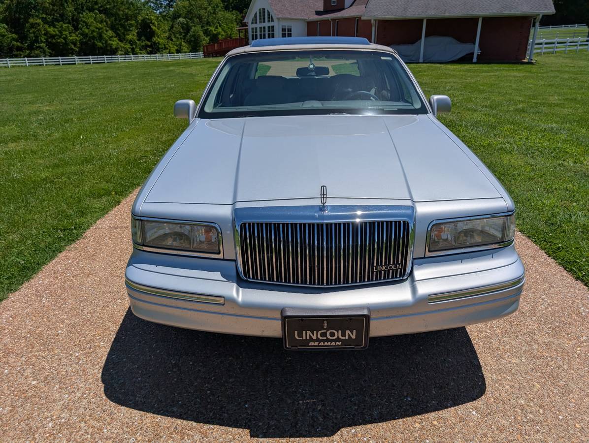 Lincoln-Town-car-signature-1995-silver