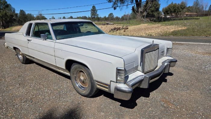 Lincoln-Town-coupe-1979-Gray-7