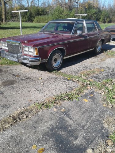 Lincoln-Versailles-1979-Burgundy-Red-2