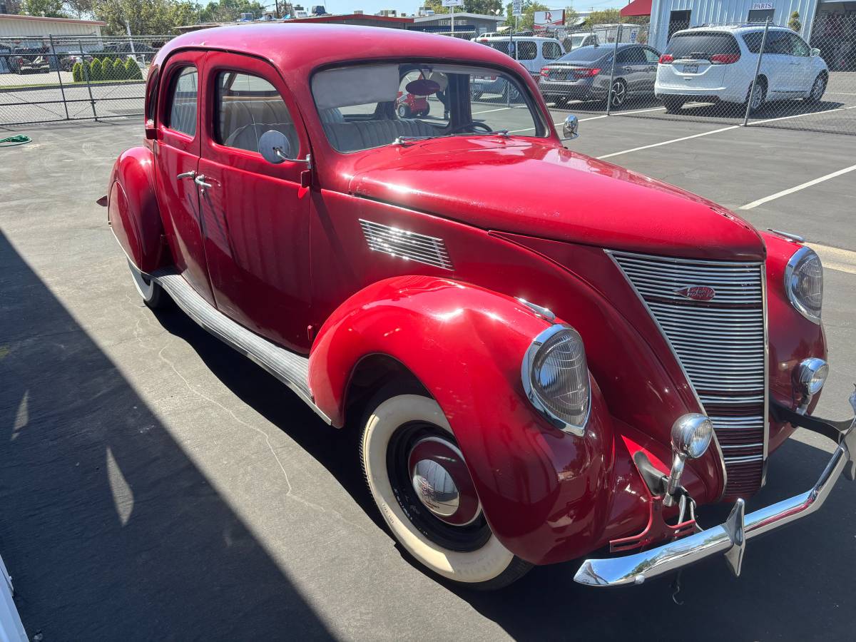 Lincoln-Zephyr-1937-red-2