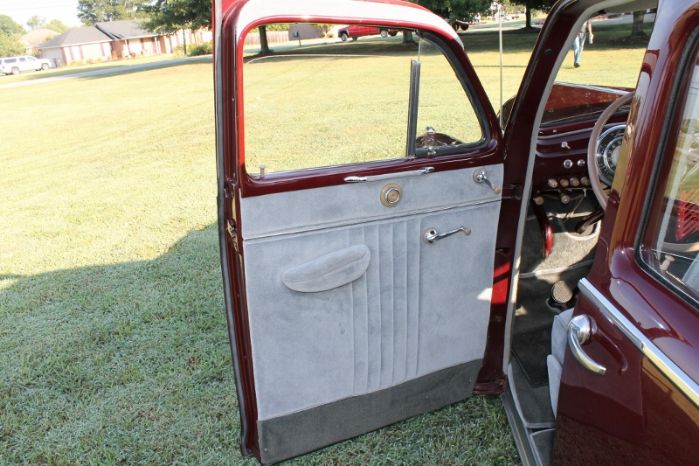 Lincoln-Zephyr-1941-Burgundy-Gray-11