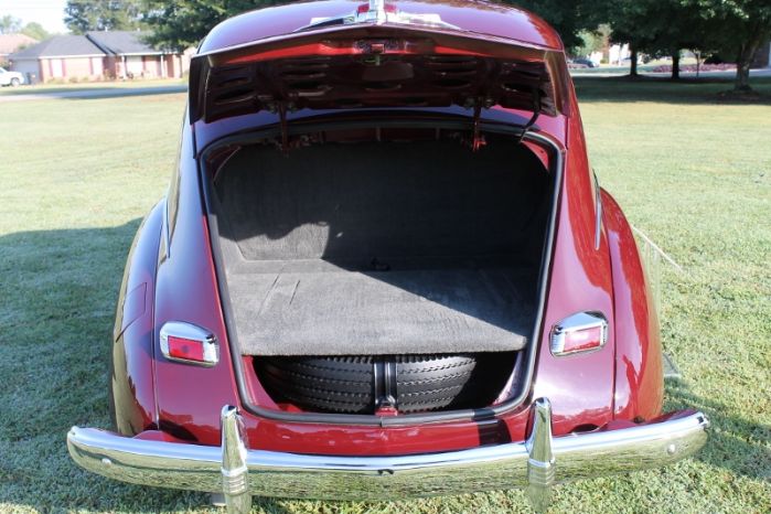 Lincoln-Zephyr-1941-Burgundy-Gray-4