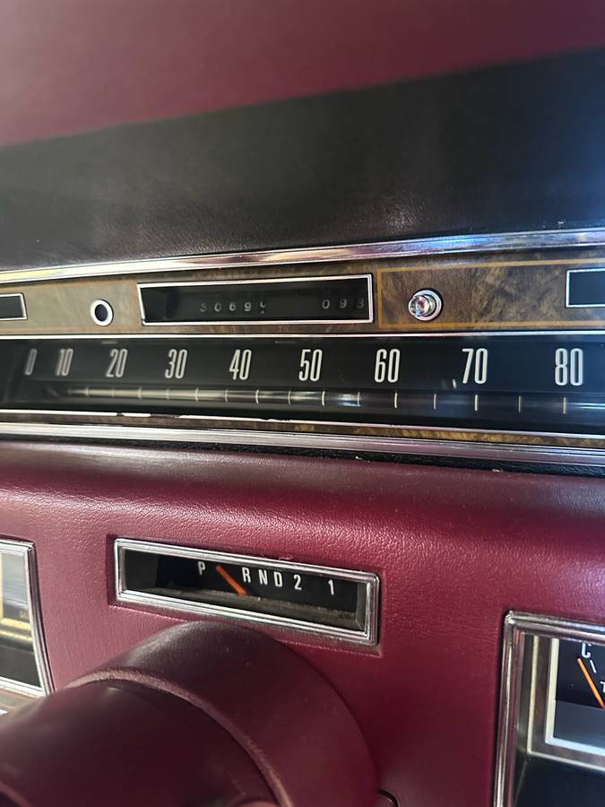 Lincoln-continental-1976-white-10