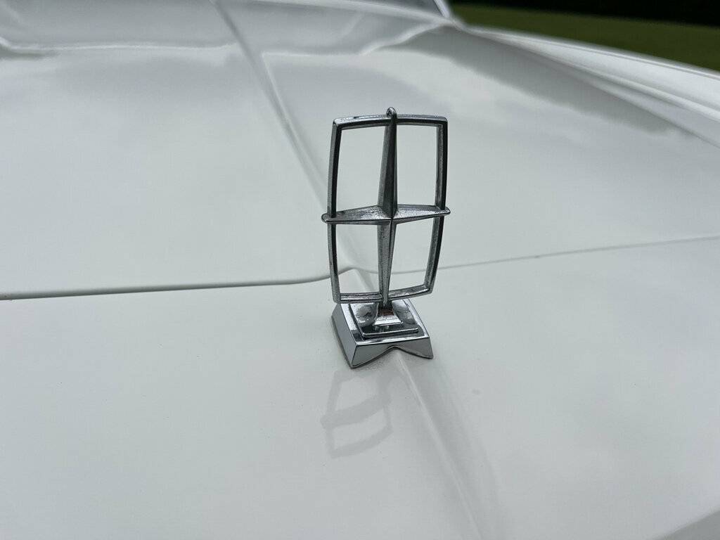 Lincoln-continental-1976-white-17