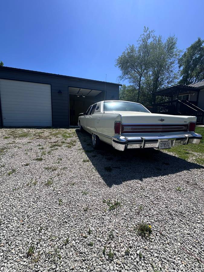 Lincoln-continental-1976-white-2