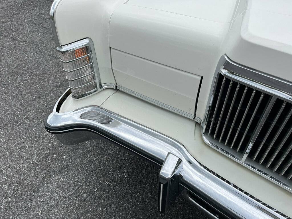 Lincoln-continental-1976-white-23