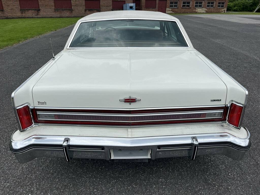 Lincoln-continental-1976-white-5