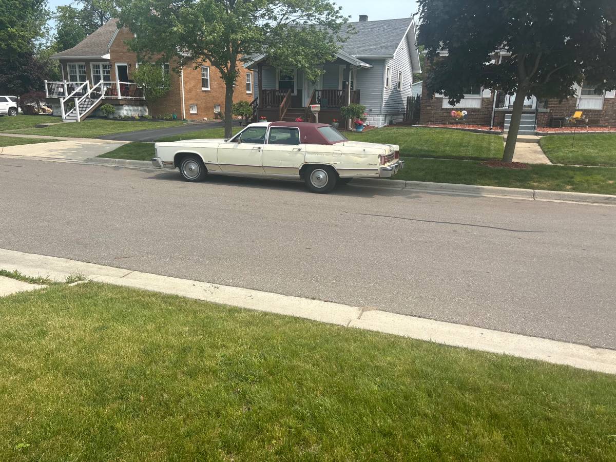Lincoln-continental-1976-white-5