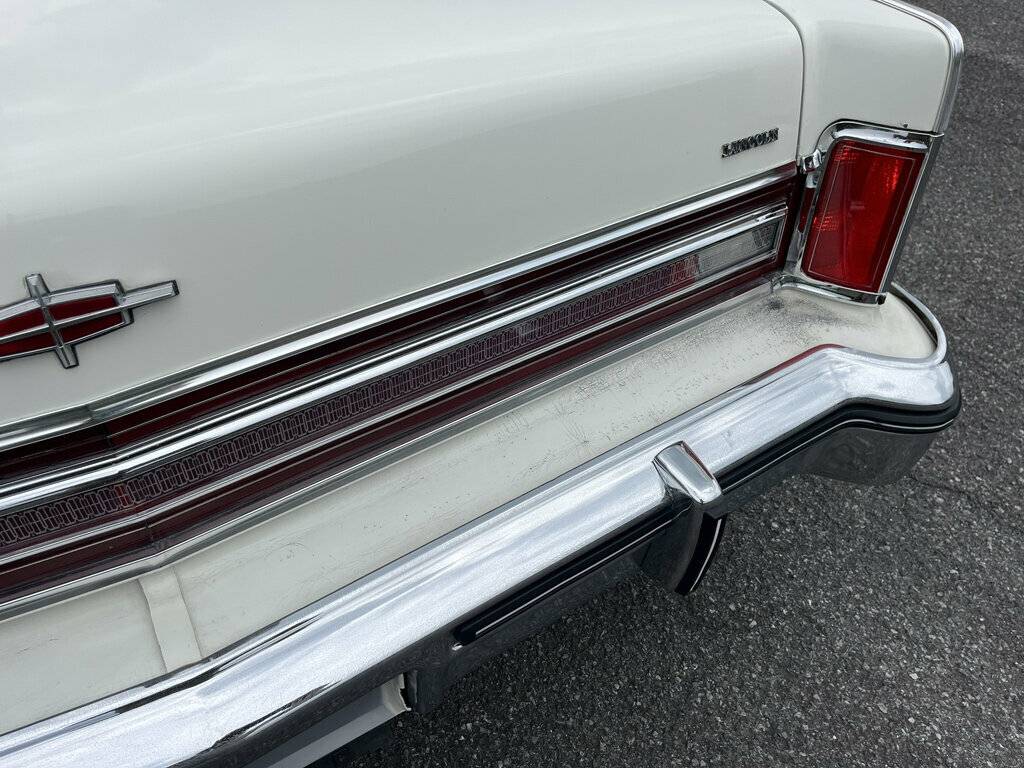 Lincoln-continental-1976-white-7