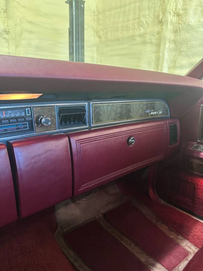 Lincoln-continental-1976-white-7