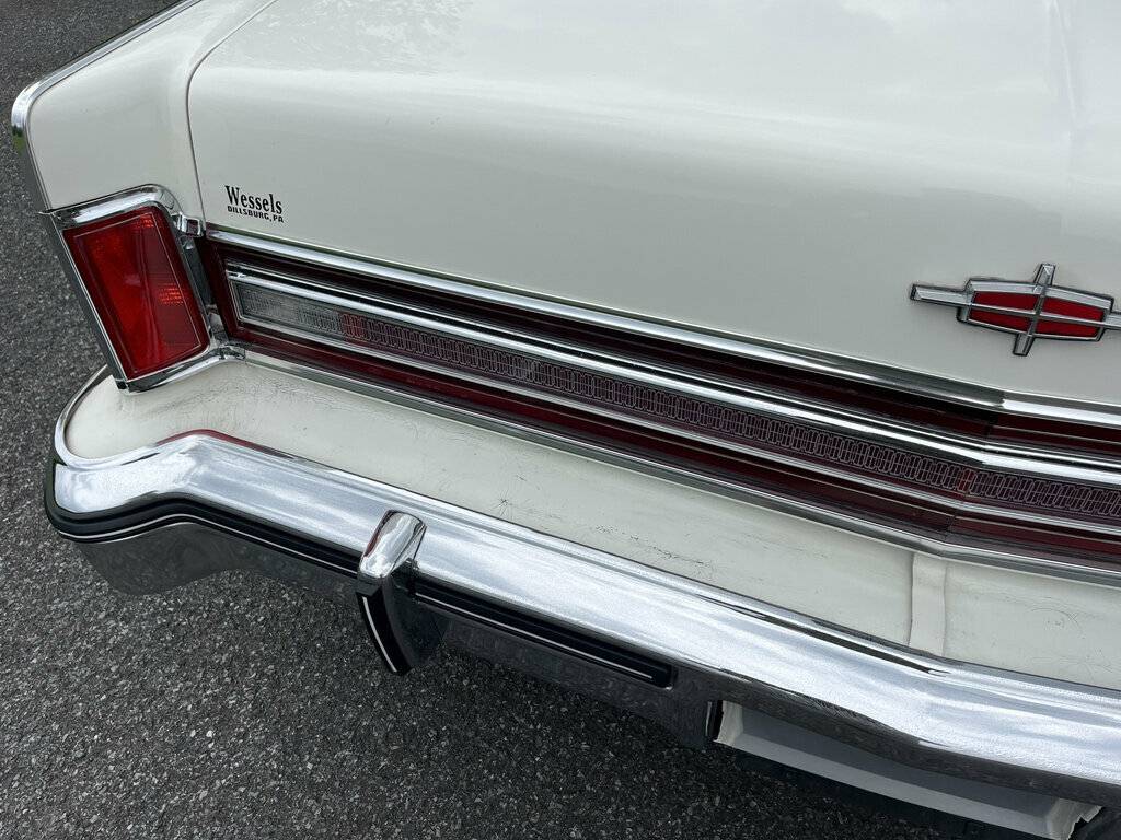 Lincoln-continental-1976-white-8