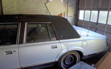 Lincoln-town-car-1987-grey-3