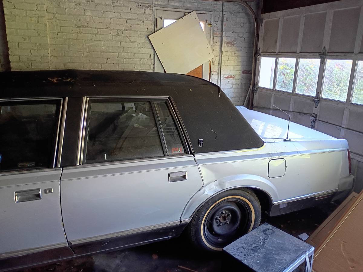 Lincoln-town-car-1987-grey-3