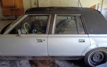 Lincoln-town-car-1987-grey-4