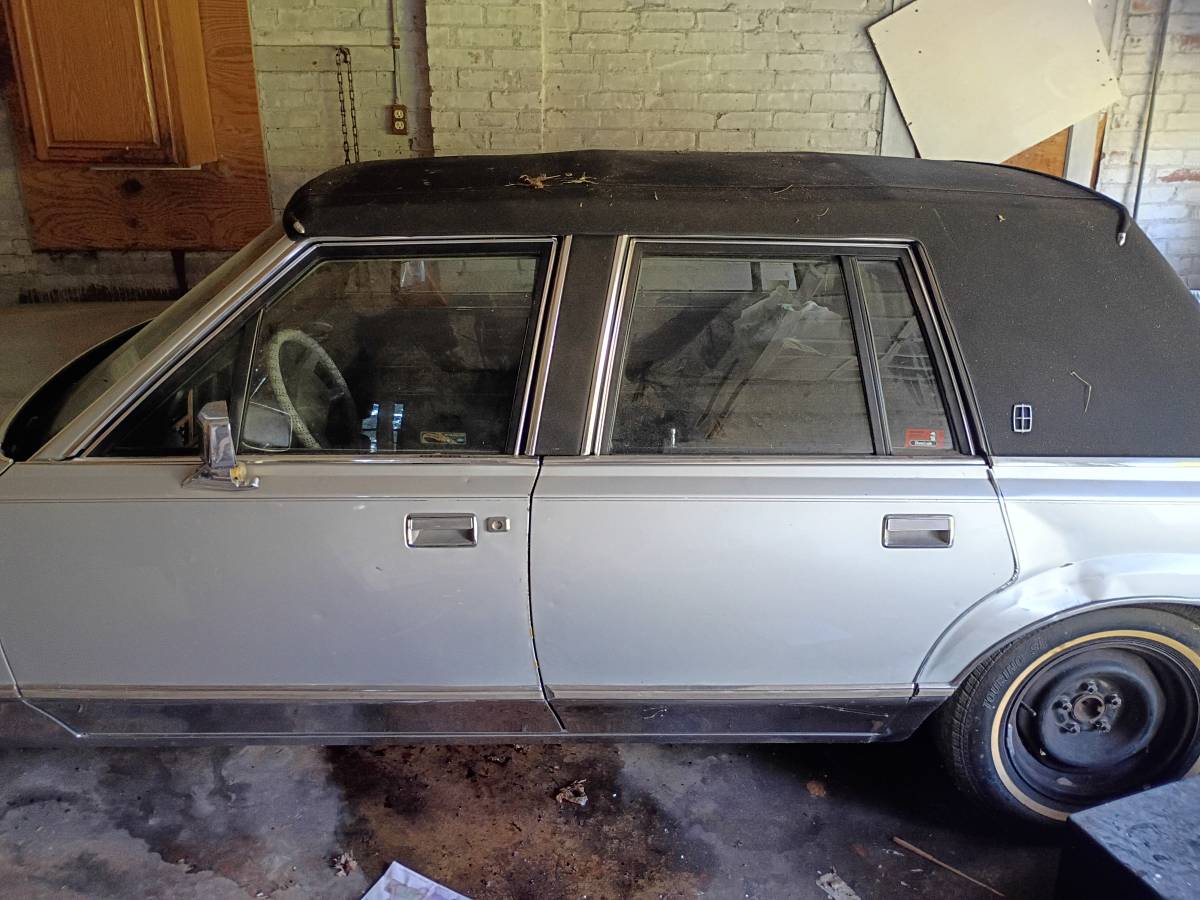 Lincoln-town-car-1987-grey-4