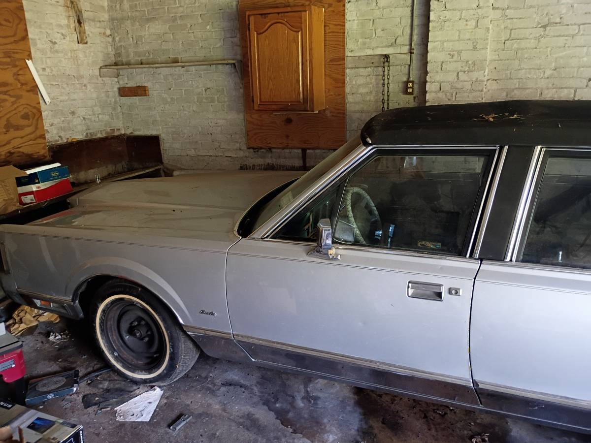 Lincoln-town-car-1987-grey-5